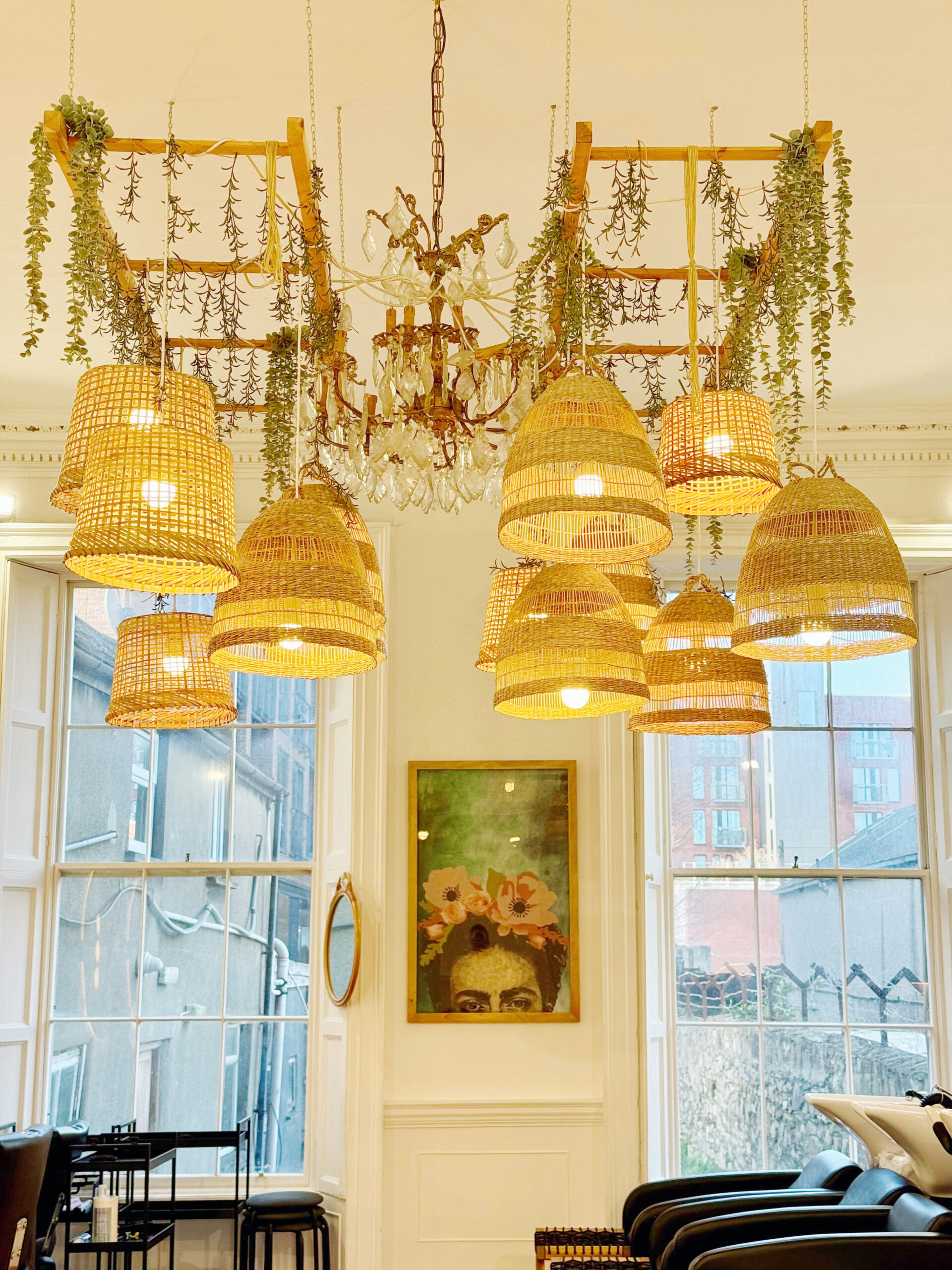 Salão Curl For You — painel e sofá