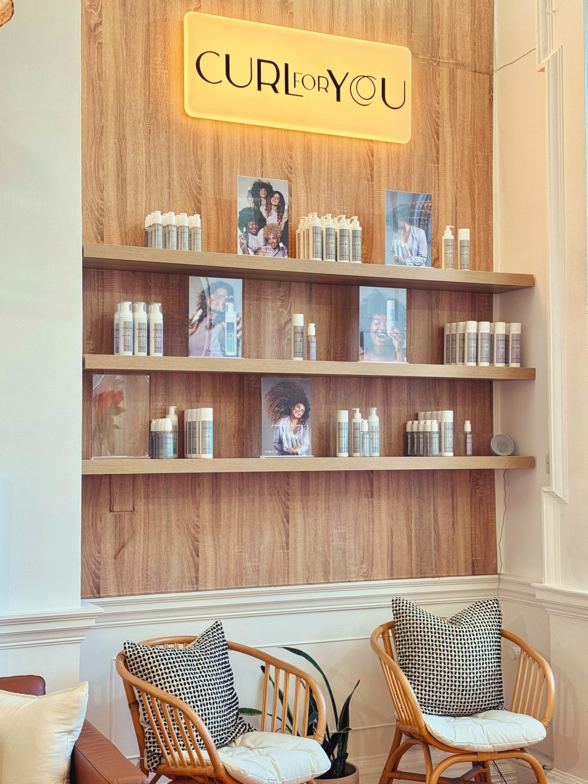 Salão Curl For You — estante de produtos