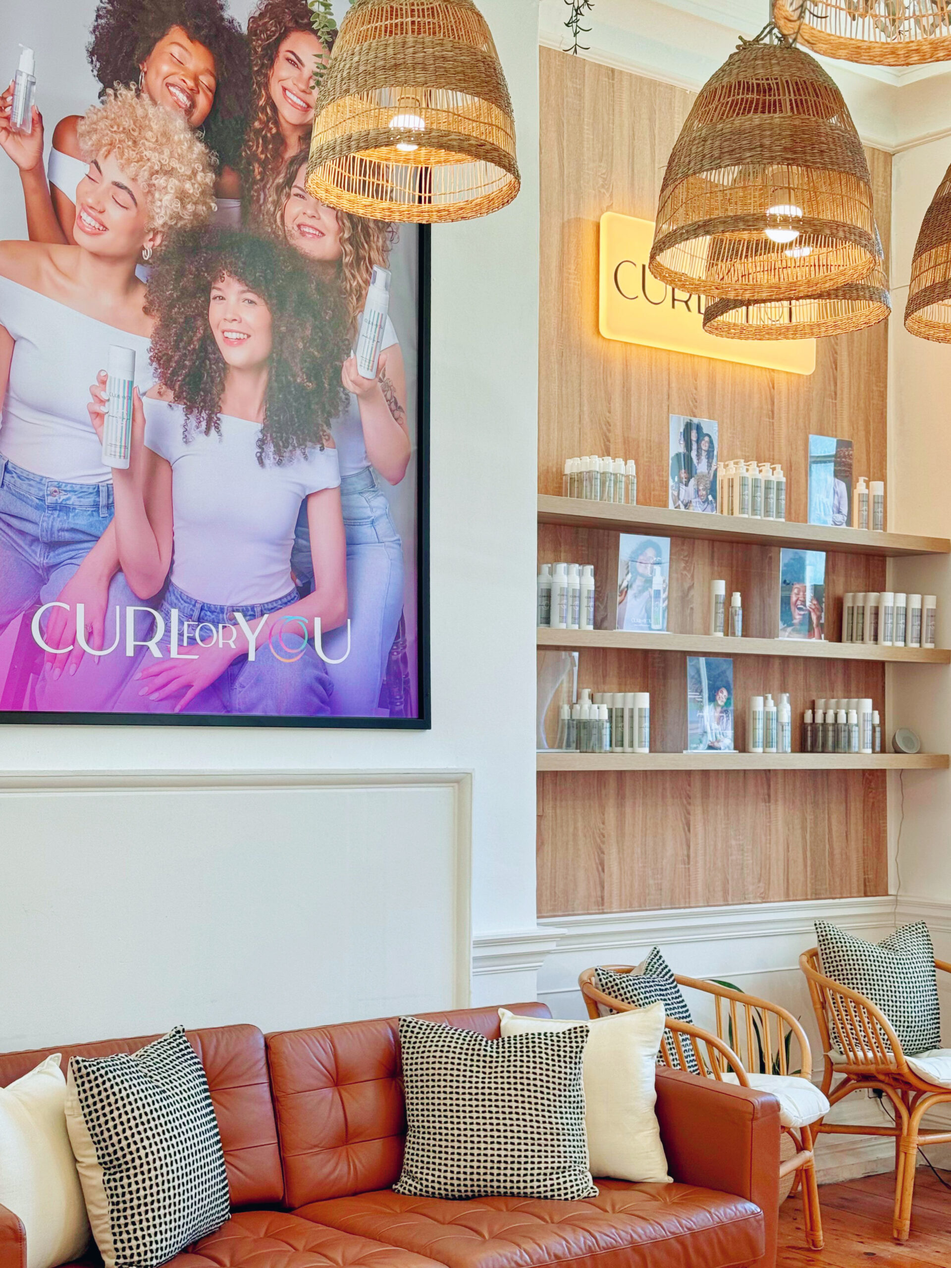 Salão Curl For You — espelhos e cadeiras